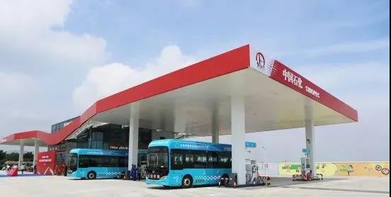 集加氢、加油、加LNG、综合服务、充电等功能于一体，综合加能站在大连正式运营