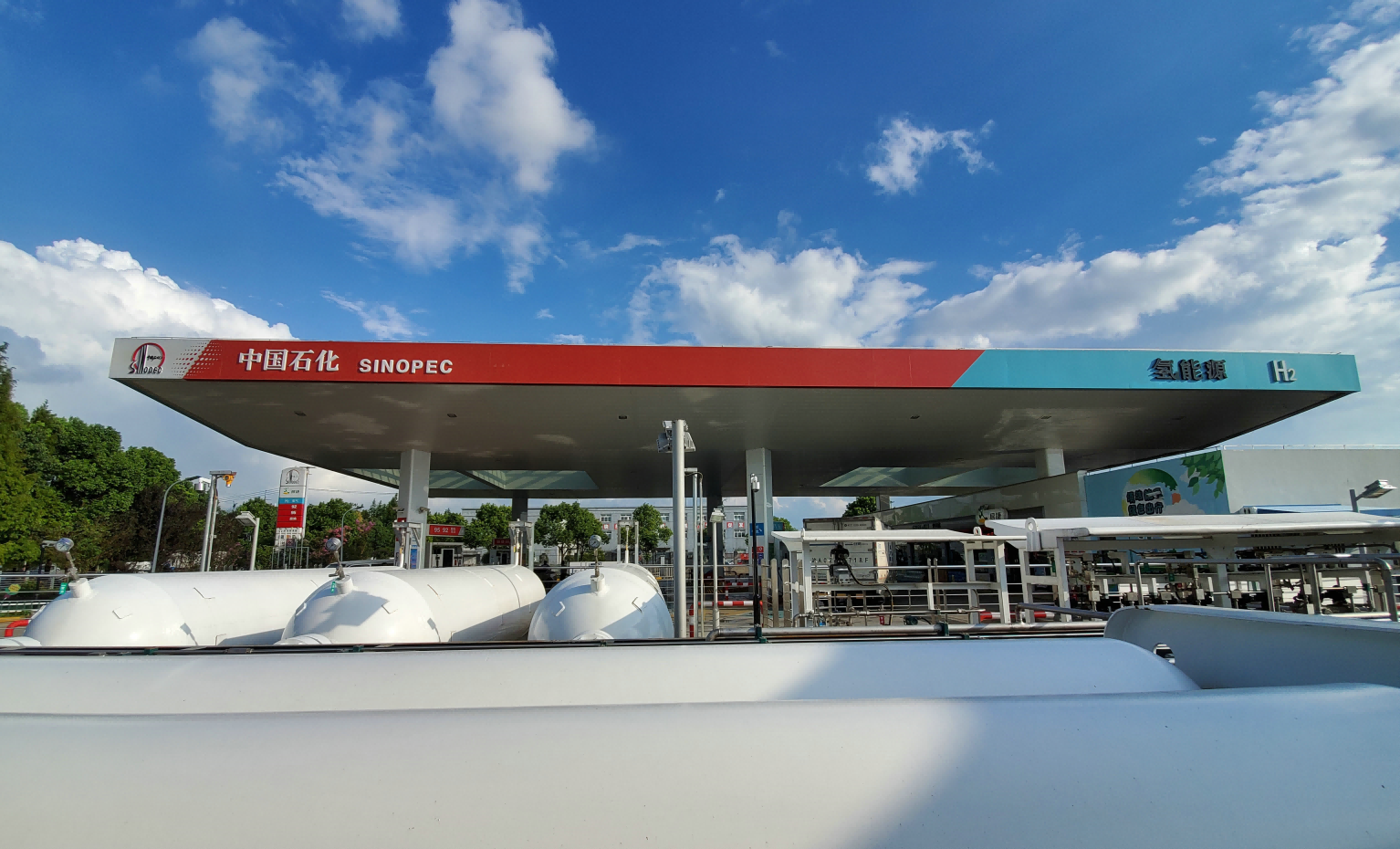 中国石化在上海首次为城市运营公交加氢