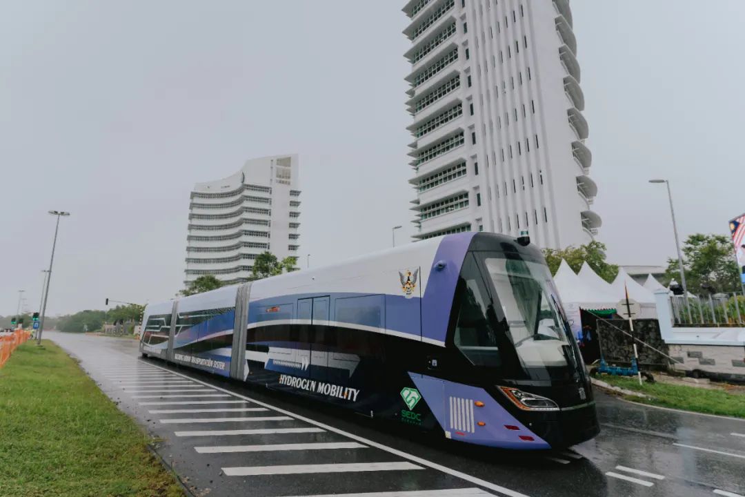 全球首列氢能智轨试跑