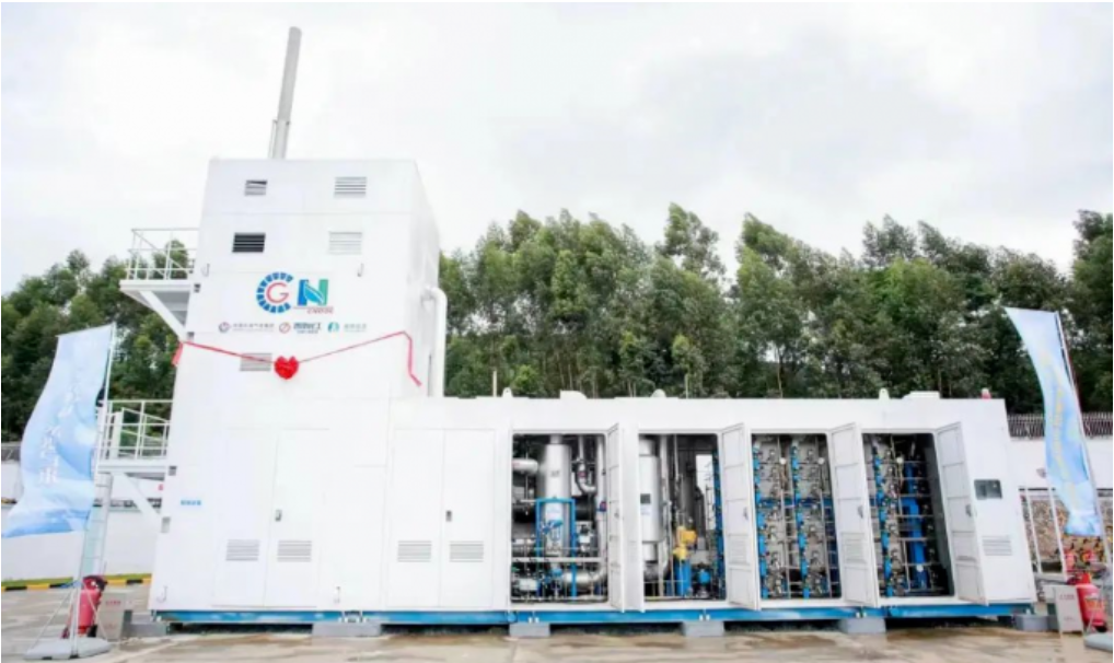 氢能具有零碳、高效、可储等显著优势，是我国能源低碳化转型的关键一环，也是我国实现“碳达峰、碳中和”目标的重要抓手。今年3月，国家发改委发布的《氢能产业发展中长期规划（2021—2035年）》中明确提出：氢能是未来国家能源体系的重要组成部分、是用能终端实现绿色低碳转型的重要载体，氢能产业是战略性新兴产业和未来产业重点发展方向。  图片    该套装置由气电集团与佛燃能源、西南化工共同研发，可即时生产供燃料电池汽车使用的高纯度氢气，具有完全自主知识产权和集成度高、自动化程度高、制氢效率高、占地面积小等特点，在一键开停车、一键负荷调整的智能化、数字化设计等方面处于国际领先水平。  据气电集团项目负责人侯建国介绍，当前限制我国氢能产业发展的瓶颈问题主要是满足燃料电池汽车使用要求的氢气供应有限、价格较高，该套自主研发的橇装天然气制氢装置采用天然气和水蒸气重整工艺制氢，可从城市天然气管道就地取气，无须从集中制氢厂使用长管拖车运氢到站，可降低氢气终端成本20%至30%，不仅能有效解决用氢难、用氢贵的问题，对减少城市道路运氢风险也具有积极作用，为我国首批燃料电池汽车示范城市群建设提供了本地化氢源解决方案。  据了解，明城站天然气制氢规模为1500公斤/日，兼具加氢、加气、充电等功能，可满足公交车125车次或物流车250车次的加氢需求。明城站分为两期建设，本次为已投入试运行的一期工程，制氢能力为500公斤/日。项目全部投产后，除可为佛山高明区现有80多辆氢能公交车提供加氢服务外，还可为高明区发展氢能物流车预留氢源保障。  按照计划，在250标方/小时橇装天然气制氢设备成功应用基础上，气电集团已启动500标方/小时橇装天然气制氢设备的研发工作，第二代产品将更高效、更紧凑、更智能，力争2023年上半年建成投用。   据了解，日前，中海石油接连在广东和福建成立新能源总部。   8月1日，中国海油新能源广东总部在中山市，该总部项目统筹广东、广西等区域新能源产业发展，主要聚焦海上风电、陆地光伏等项目开发运营。  8月2日，中国海油新能源福建总部项目正式落地福州，将统筹管理中海油在闽新能源业务，投资开发建设海上风电、光伏发电、氢能等绿色低碳能源项目?！笆奈濉逼诩?，中国海油预计将有约200亿元用于福建地区海上风电建设。